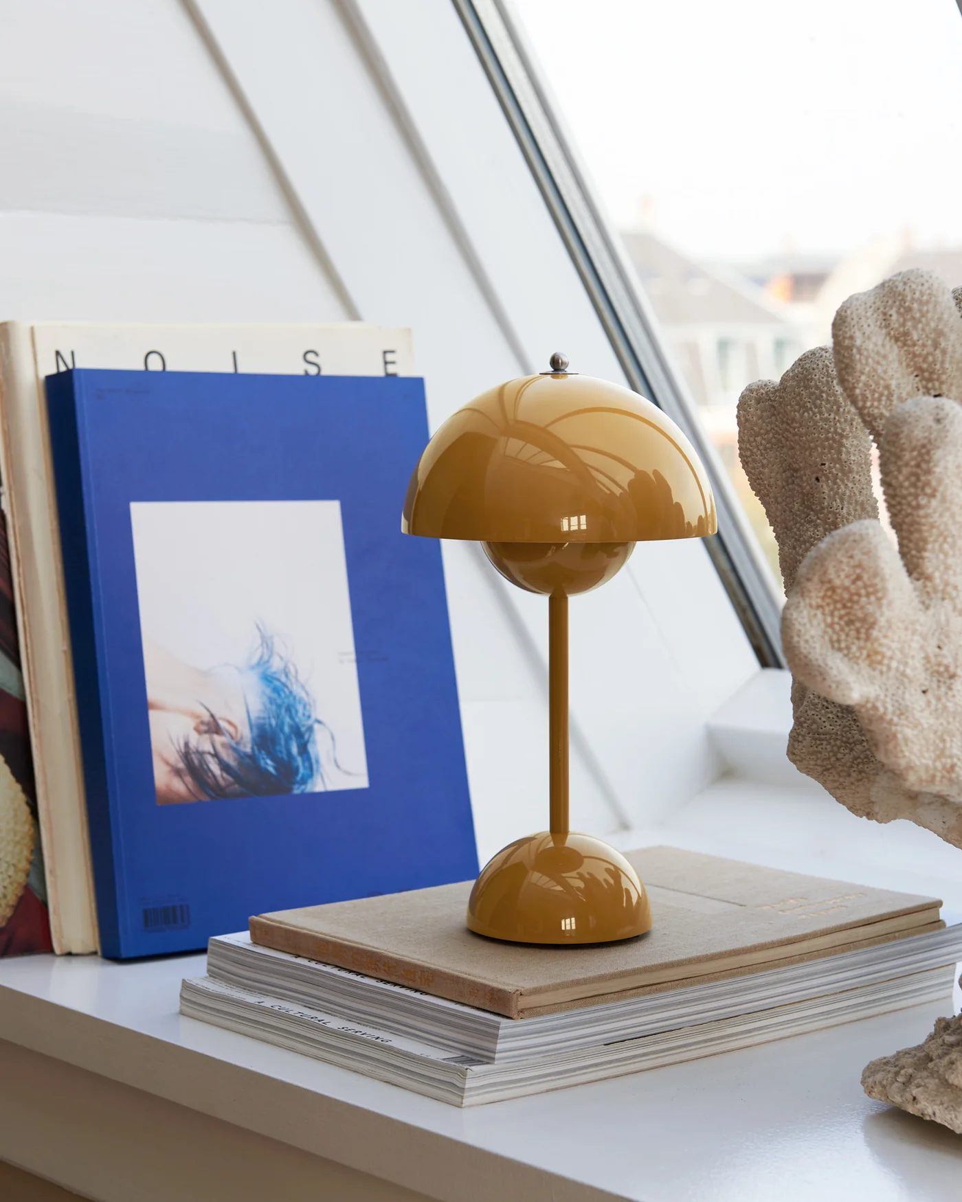 Flowerpot VP9 Portable Table Lamp